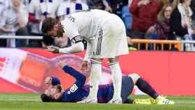 Sergio Ramos le dice a Messi que se levante después de darle un manotazo