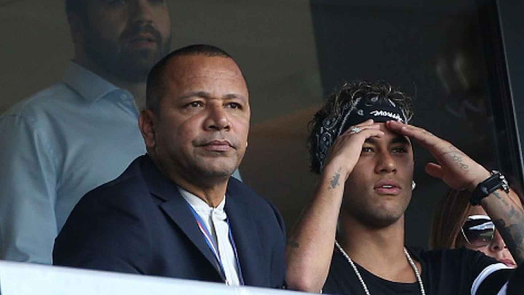 Neymar y su padre presenciando un partido del PSG / EFE