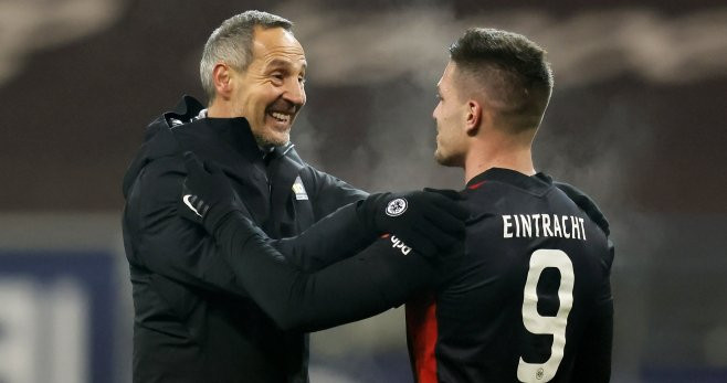 Jovic celebrando el gol con su entrenador tras su redebut con el Eintracht / EFE