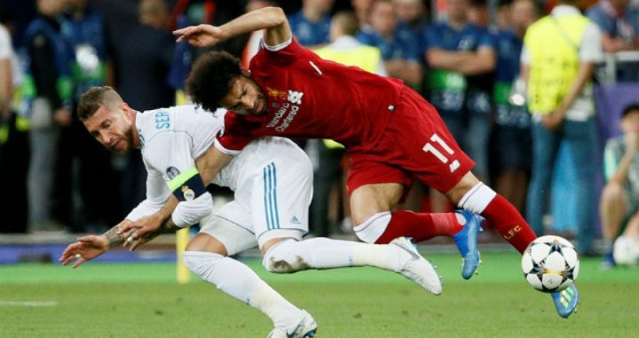 Una foto de Sergio Ramos en la jugada que lesionó a Salah en la final de la Champions League de la temporada pasada / EFE