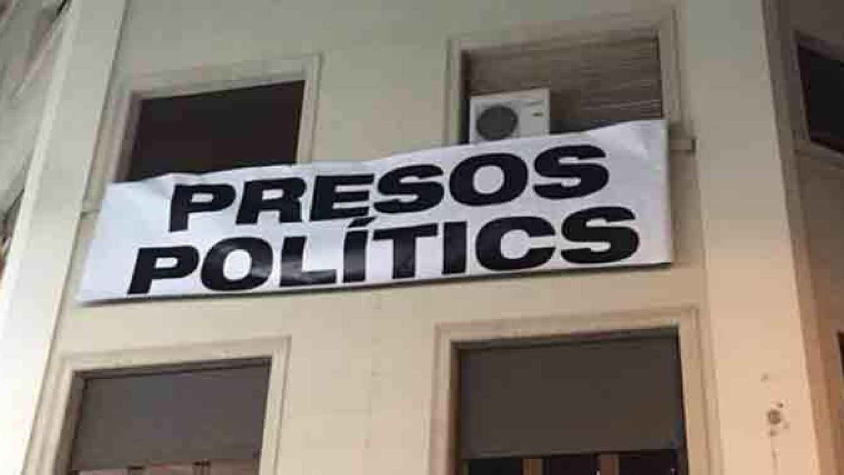 Pancarta en favor de la libertad de los presos políticos en el domicilio del exconsejero Joaquim Forn / CG