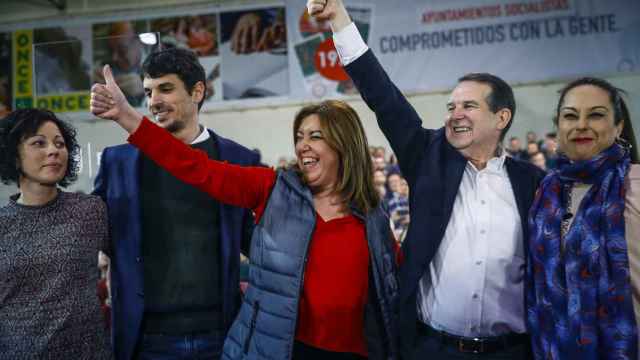 Dante Pérez Berenguer, entre Carolina Rodríguez, alcaldesa de Bañuelas, y Susana Díaz, presidenta andaluza / EFE