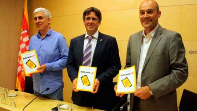 Carles Puigdemont, en su etapa de alcalde Girona, presentó el libro Sobirania.cat, de Saül Gordillo (D).