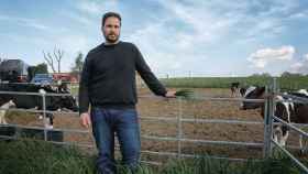 Josep María Ruiz, ganadero al frente de la granja Can Ribas en Maçanet de la Selva. Vacas
