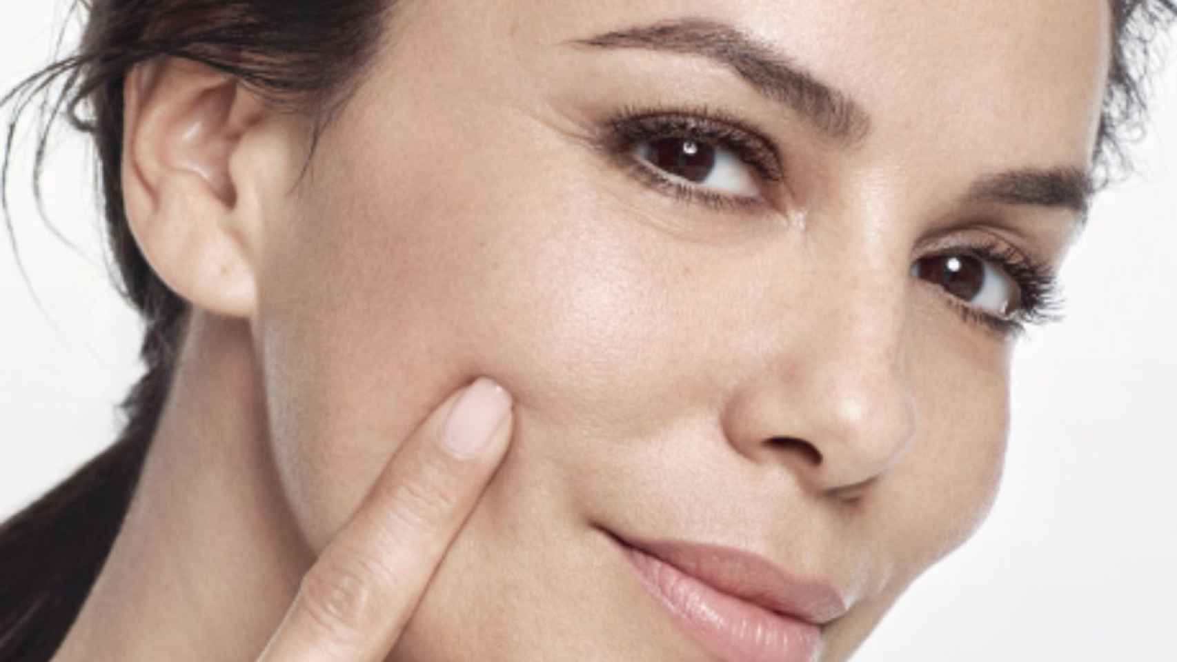 Mujer aplicando crema en el rostro / ARCHIVO