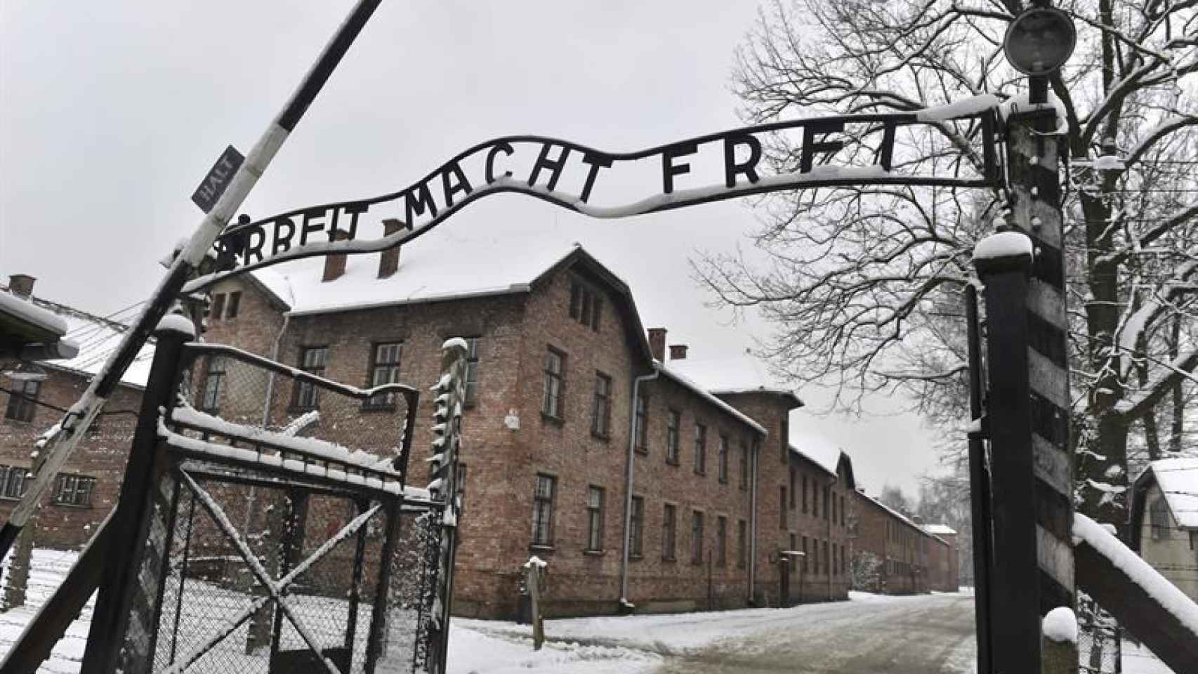Entrada al campo de concentración de Auschwitz. /EFE ¿Está olvidando Estados Unidos el Holocausto nazi?