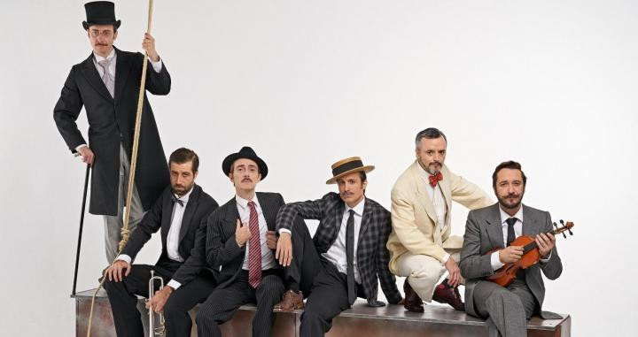 Los seis actores de ‘Lehman Trilogy’: Pepe Lorente, Leo Rivera, Víctor Clavijo, Aitor Beltrán, Darío Paso y Litus Ruiz. SERGIO PARRA /BARCO PIRATA PROD.