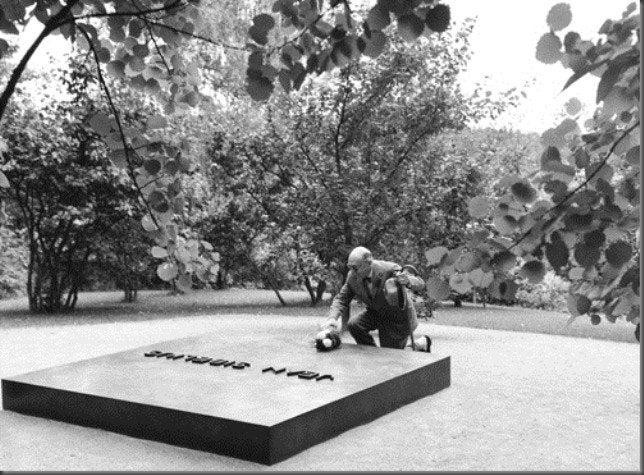Stravinsky arrodillado delante de la tumba de Sibelius