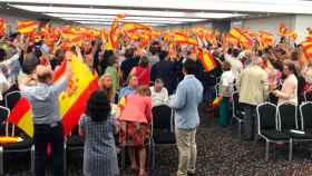 Izado de banderas españolas contra el independentismo en una conferencia de Vox / CG