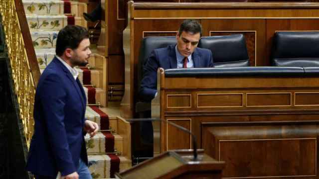 Gabriel Rufián, portavoz de ERC en el Congreso (i) y el presidente Pedro Sánchez, que ha cedido a ERC la derogación de la sedición / EUROPA PRESS
