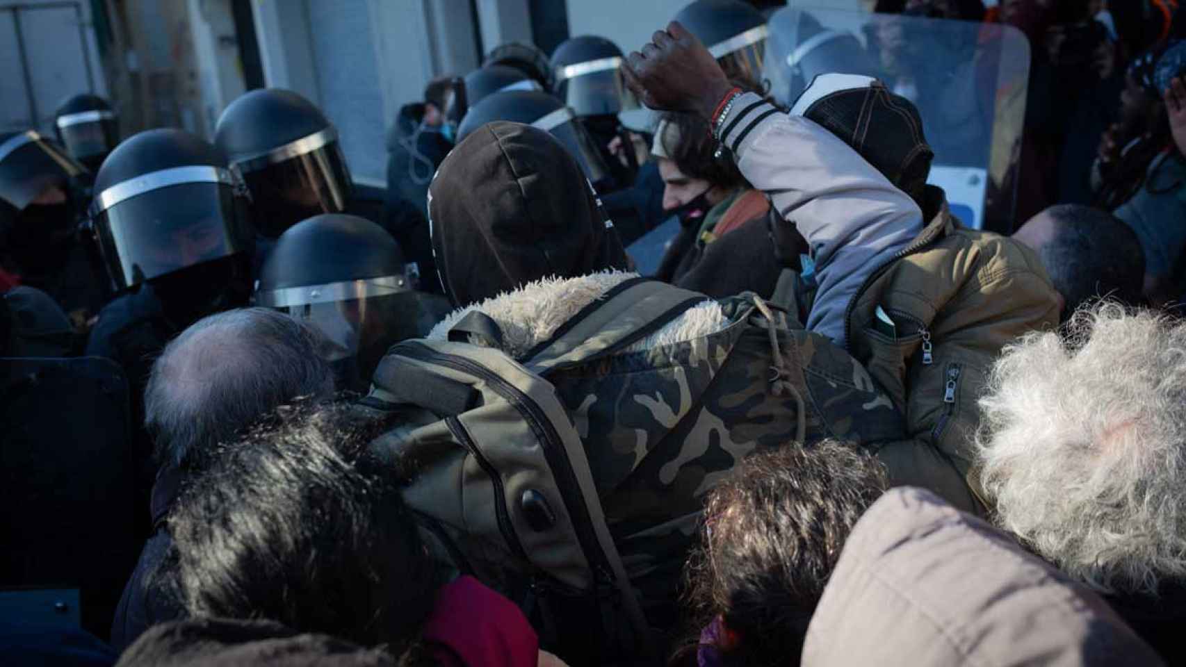 Los Mossos se enfrentan a varios manifestantes durante un desahucio en Badalona / EUROPA PRESS