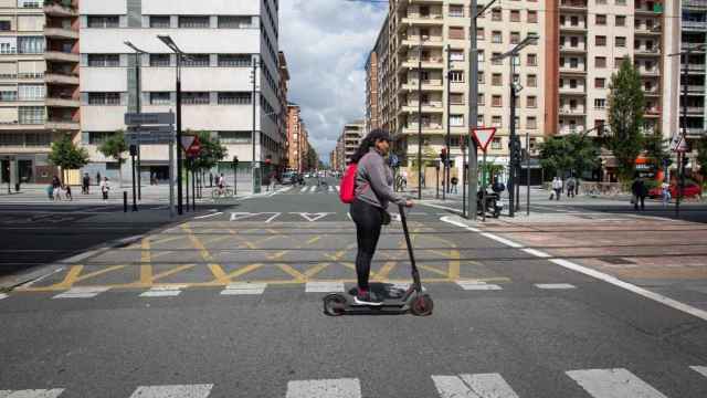 Usuaria de un patinete compartido / EP