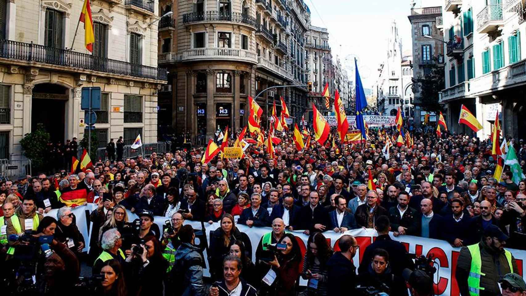 Imagen de la manifestación a favor de la Constitución en la Via Laietana de Barcelona / EFE