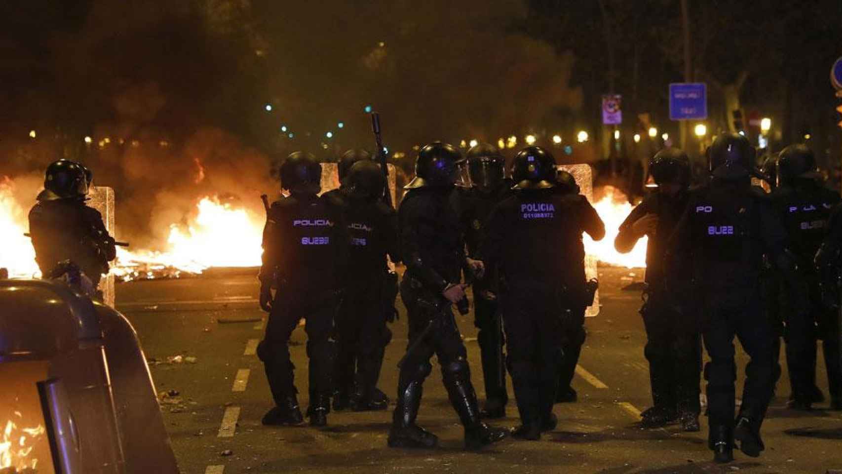 Mossos d'Esquadra durante los disturbios del miércoles en Barcelona / EFE