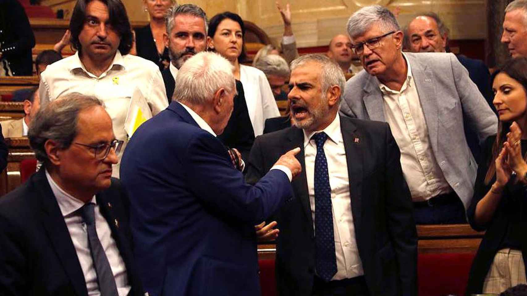 Ernest Maragall y Carlos Carrizosa discutiendo en el Parlament, tras la agitación de los 'indepes' en la cámara / ACN