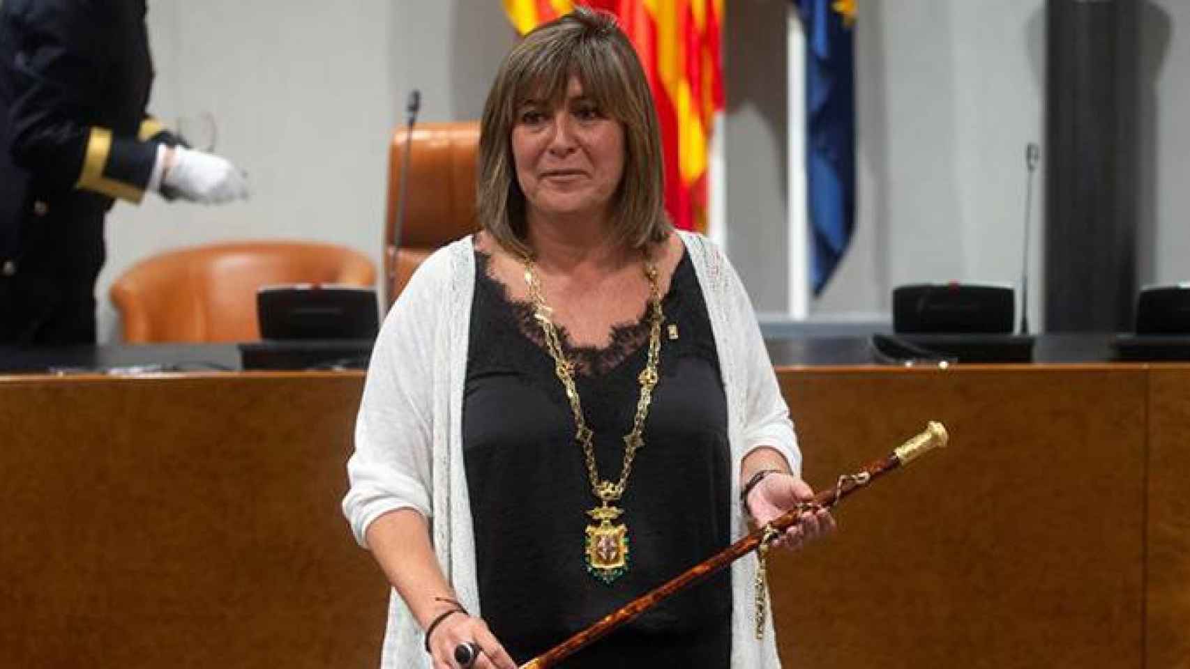 La alcaldesa de L'Hospitalet de Llobregat, Núria Marín sostiene la vara de mando durante el acto de constitución de la Diputación de Barcelona / EFE