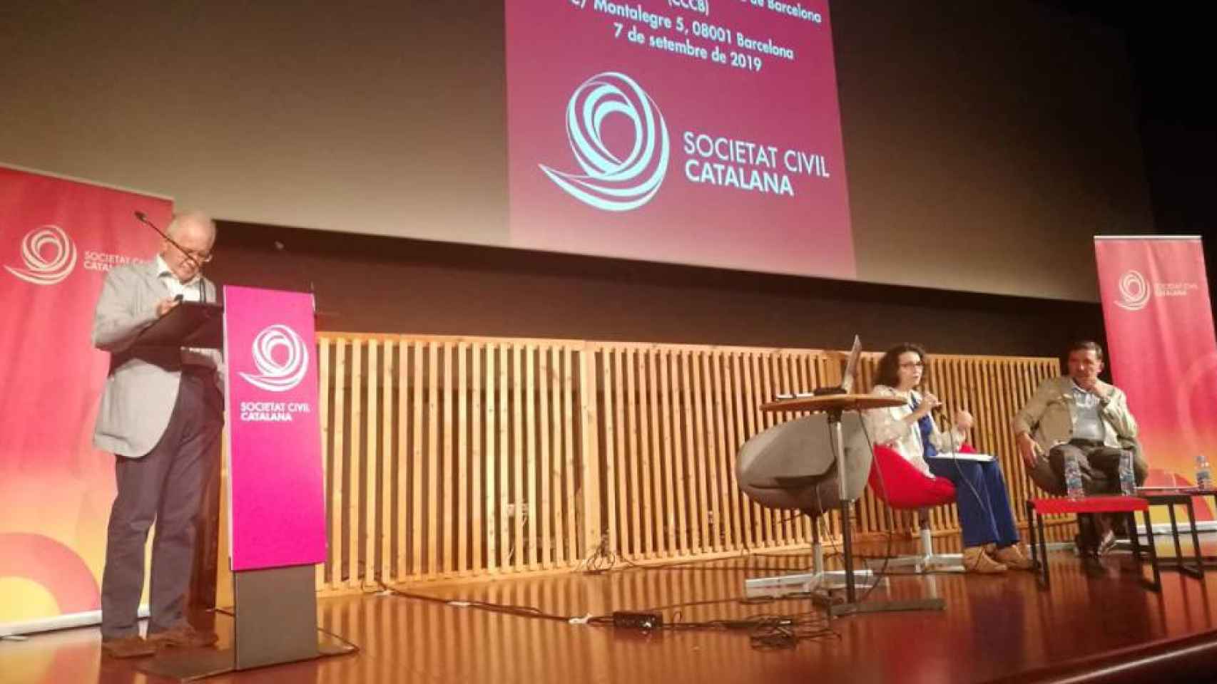 Una de las intervenciones durante la La 'Jornada sobre convivencia lingüística en Cataluña' que organiza SCC en Barcelona / SCC