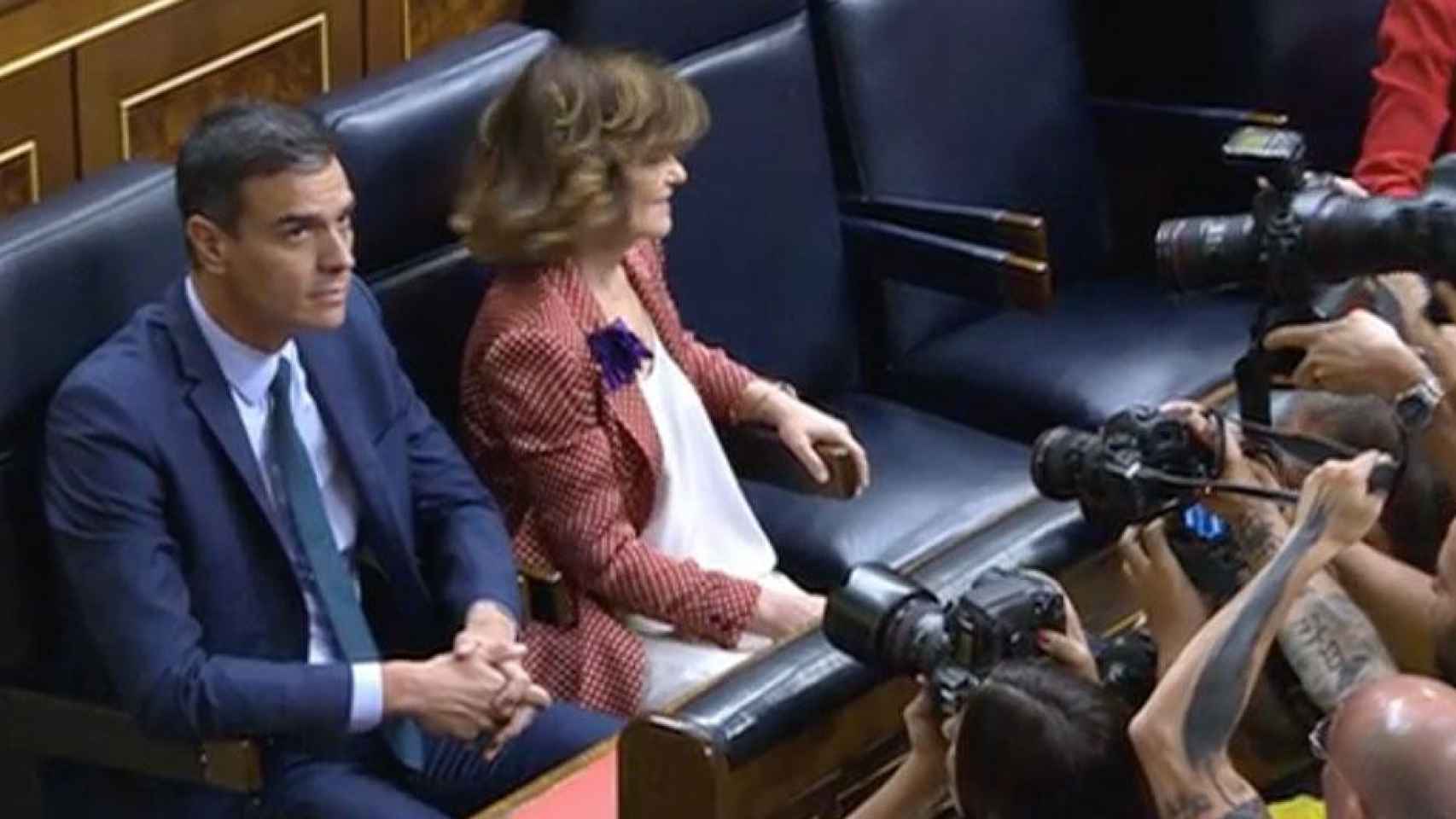 Pedro Sánchez y Carmen Calvo unos segundos antes del inicio de la tercera sesión de la investidura del secretario general del PSOE como presidente del Gobierno