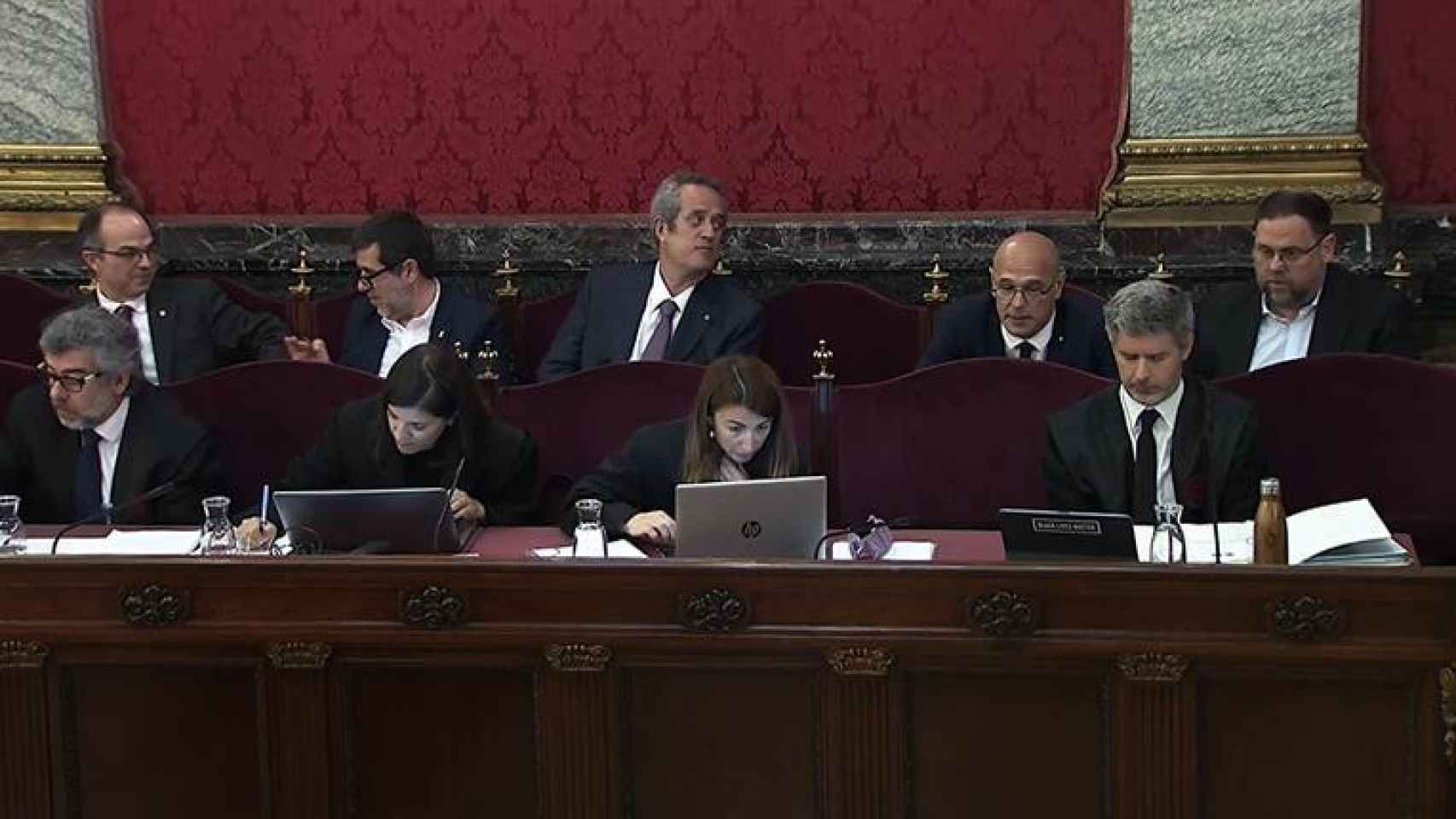 En segunda fila, Jordi Turull, Jordi Sànchez, Joaquim Forn, Raül Romeva y Oriol Junqueras, cinco de los 12 acusados en el juicio el 1-0 / EFE