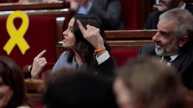 El portavoz de Cs en el Parlament, Carlos Carrizosa (d), junto a Inés Arrimadas / EFE