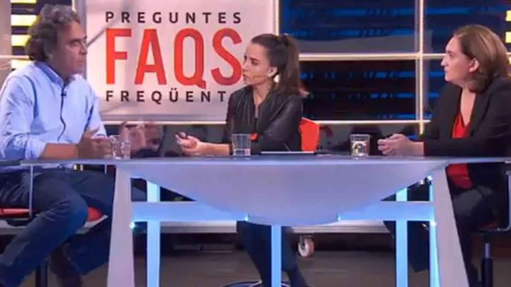 La expresentadora de 'FAQS', Laura Rosel (c) se dirige al exalcalde de Medellín, Sergio Fajardo, ante la mirada de la alcaldesa de Barcelona, Ada Colau (d), que se ofreció como traductora / TV3