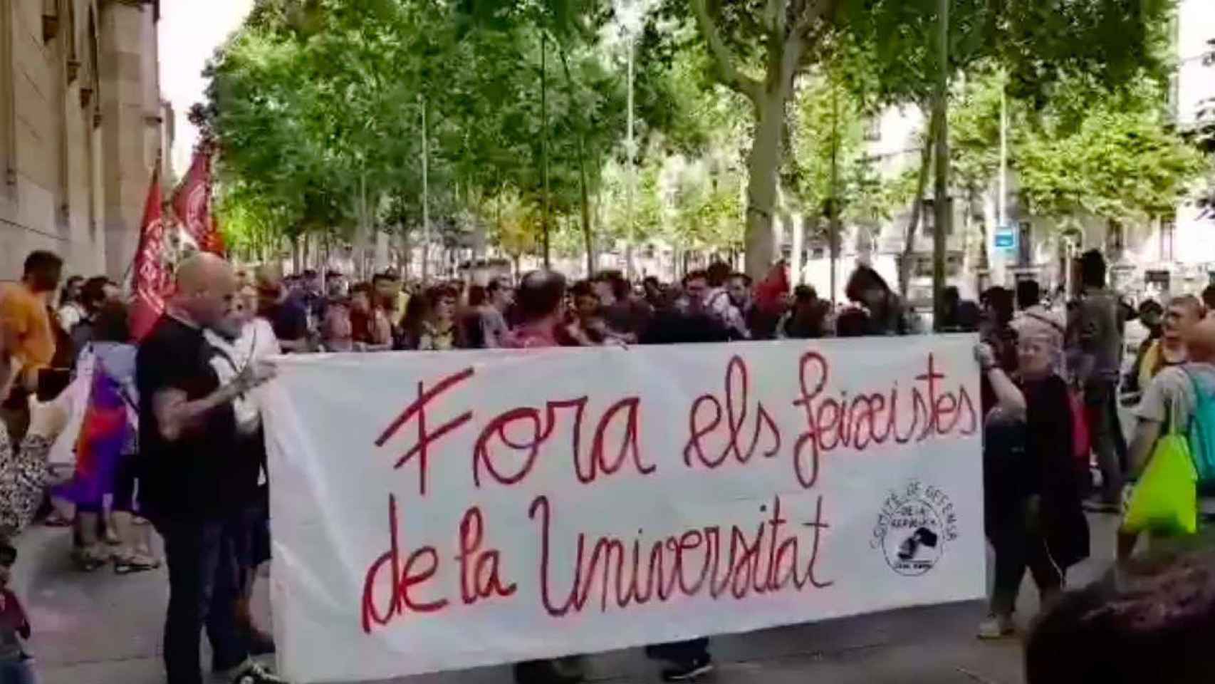 Imagen del boicot de independentistas radicales contra un acto de homenaje a Cervantes en la Universidad de Barcelona (UB) / CG