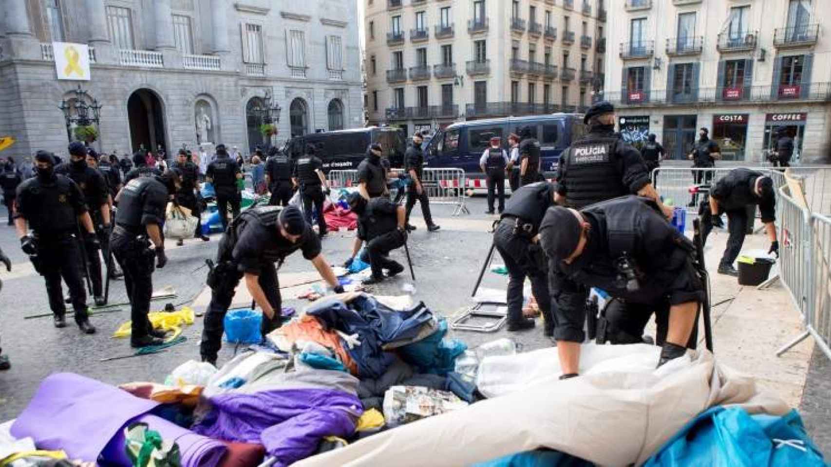 Agentes de los Mossos d'Esquadra retiran tiendas de campaña de la acampada independentista de la plaza Sant Jaume / EFE