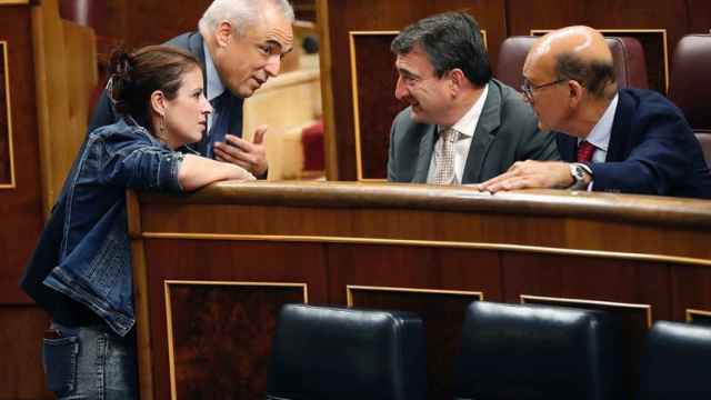 Políticos : los socialistas Adriana Lastra y Rafael Simancas conversan en el Congreso con Aitor Esteban y Mikel Legarda / EFE