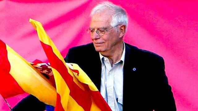 Josep Borrell con las banderas española y catalana en una imagen de archivo