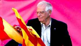 Josep Borrell con las banderas española y catalana en una imagen de archivo