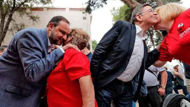 El secretario de Organización del PSOE, José Luis Ábalos (izqda), junto al secretario general del PSPV-PSOE, Ximo Puig; para ellos, su moción es innegociable / EFE
