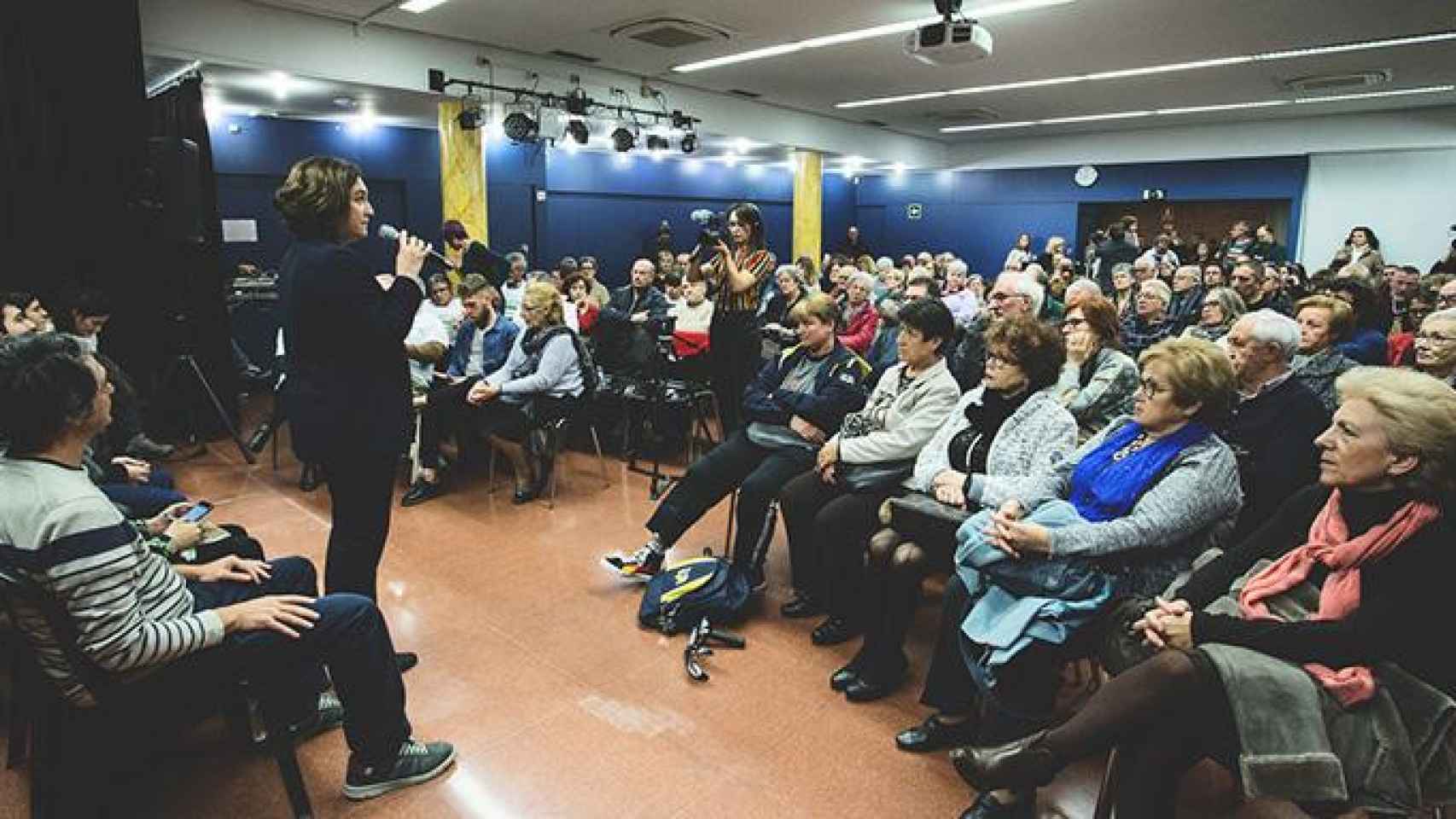 Reunión de la alcaldesa Ada Colau con vecinos de la Teixonera de Barcelona / CG