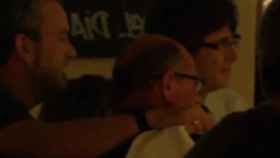 El expresidente de la Generalitat, Carles Puigdemont, cazado por las cámaras de 'La Sexta' en un restaurante / CG