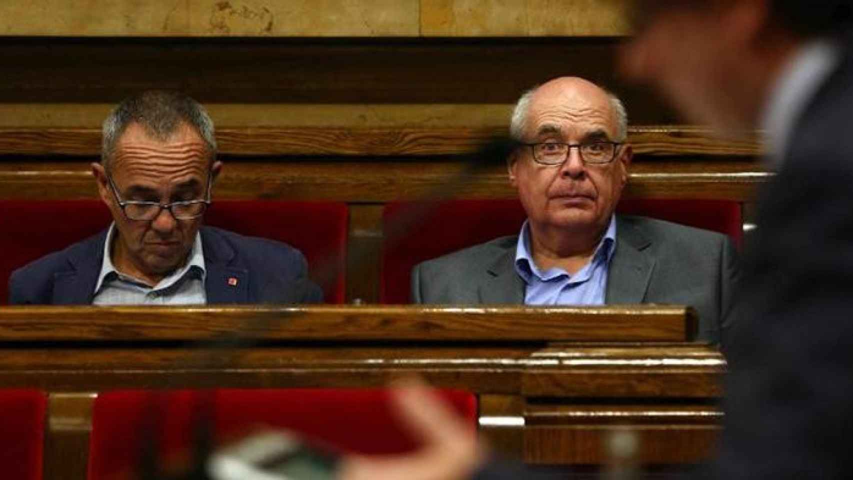 Joan Coscubiela (i) y Lluís Rabell (d), de CSQP, escuchan al presidente Carles Puigdemont en el Parlament / EFE