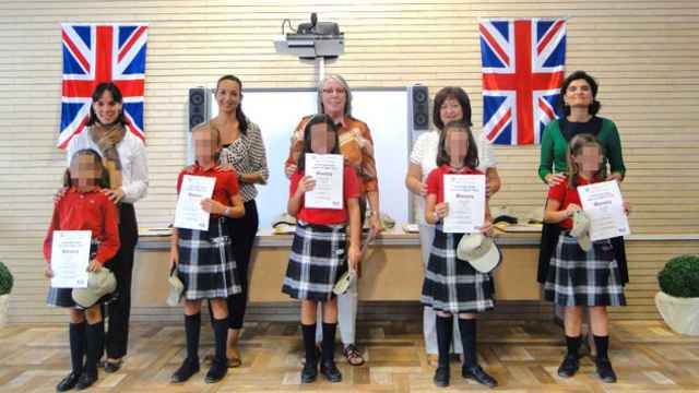 Alumnas de la escuela Aura de Reus (Tarragona), que sigue un modelo trilingüe, exhiben su certificado Cambridge de inglés / AURA