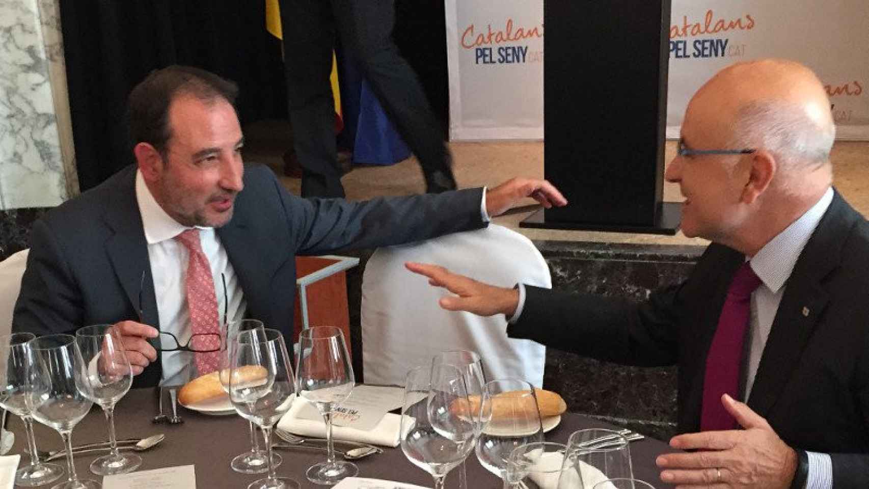 El candidato de Unió al 27S, Ramon Espadaler, y el líder de la formación, Josep Antoni Duran Lleida, charlando al inicio del almuerzo.