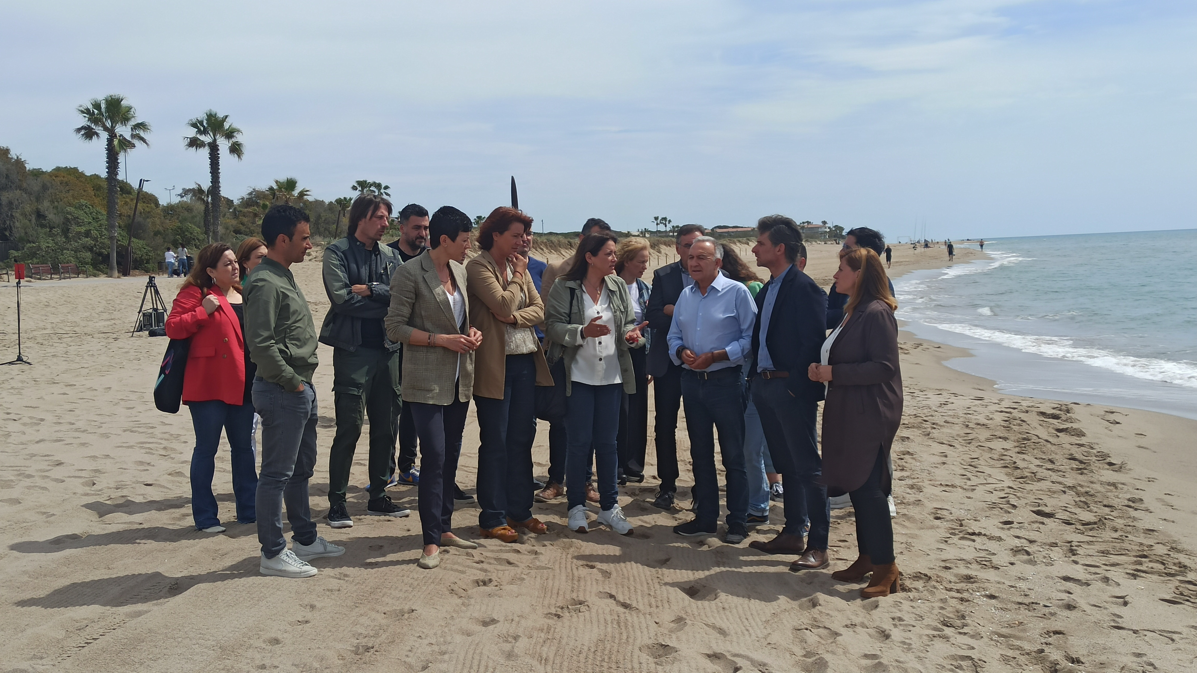 Alcaldes del PSC en el Área Metropolitana de Barcelona (AMB) en una rueda de prensa en la playa de Gavà este jueves / HUGO SÁNCHEZ