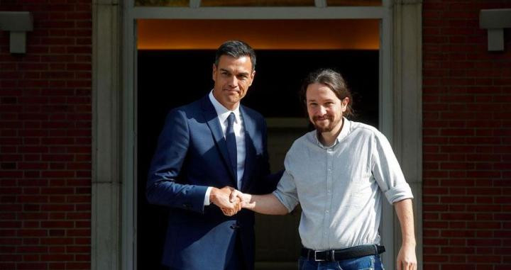 El presidente del Gobierno en funciones, Pedro Sánchez (i), junto al líder de Podemos, Pablo Iglesias (d) / EFE
