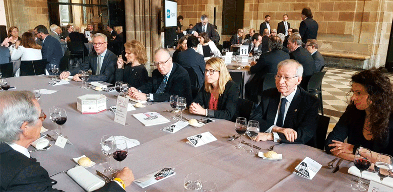 Elsa Artadi (4i) sentada junto a Miquel Valls, presidente de la Cambra de Comerç de Barcelona / CG