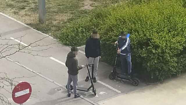 Los presuntos ladrones del patinete eléctrico en Sant Adrià / CEDIDA