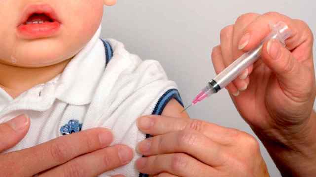 Una pediatra vacuna a un niño / EFE