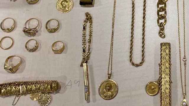 Imágenes de joyas que falsos operarios de gas robaron a ancianos haciéndose pasar por operarios de gas / MOSSOS