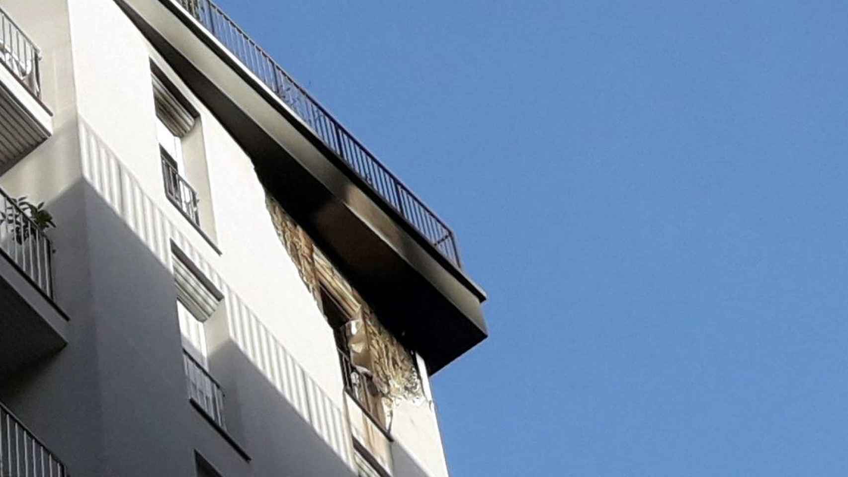 El edificio de Barcelona en el que se ha registrado un incendio en el que una mujer ha resultado herida de gravedad / BOMBERS