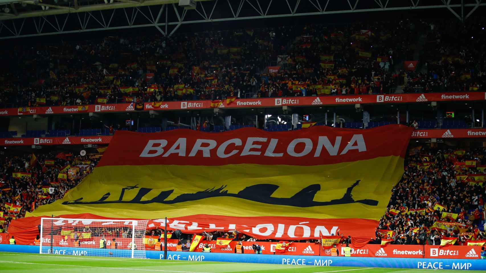 Pancarta de apoyo a la selección desplegada en el partido de este sábado en el RCDE Stadium de Barcelona / EP