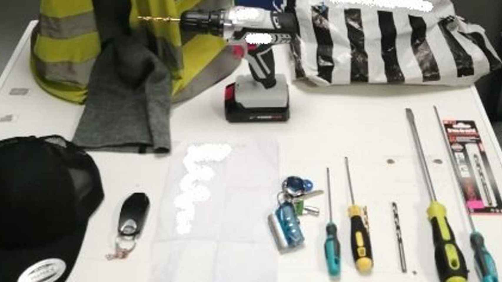 Los mossos se incautaron de varias herramientas que los dos ladrones utilizaron para robar en el interior de la furgoneta el día de Nochebuena / MOSSOS