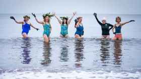 Un grupo de mujeres toman el primer baño invernal en una playa de Edimburgo / EP
