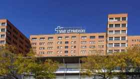 Fachada del Hospital Vall d'Hebron de Barcelona, donde se encuentran hospitalizados por las quemaduras / EUROPA PRESS