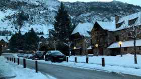 Una calle de Garòs, en el municipio de Naut Aran del Vall d'Aran, con todo nevado y donde se ha actuado en calles y carreteras para facilitar los accesos en coche / CM