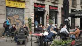 Terrazas llenas en un bar en la zona de Barcelona conocida como Chinatown / PABLO MIRANZO