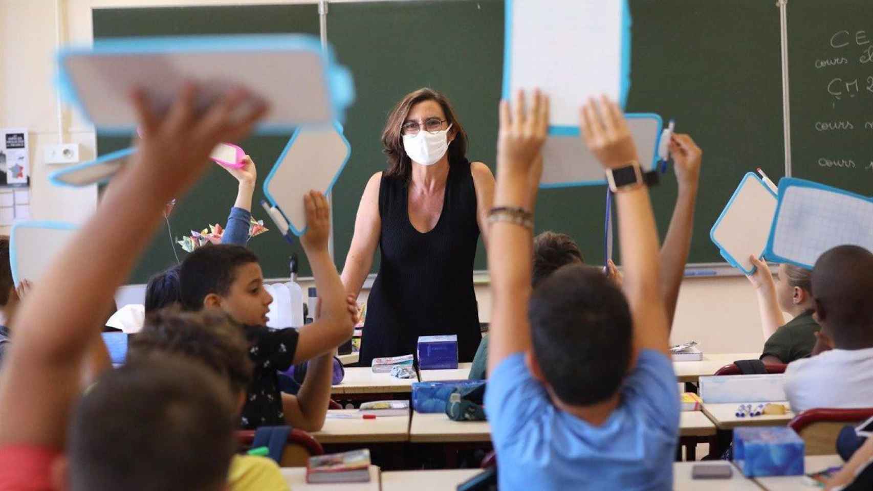 Una profesora da clase en un colegio protegida con mascarilla contra el Covid / EP